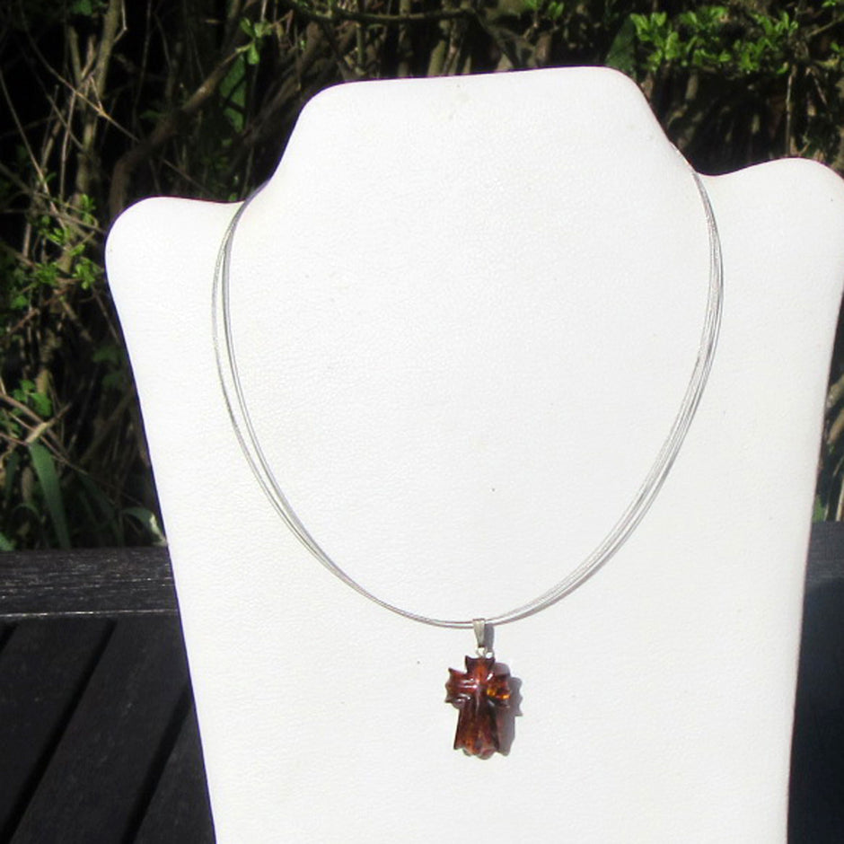 Einzigartiges Kreuz aus dunklem Bernstein mit Silberöse