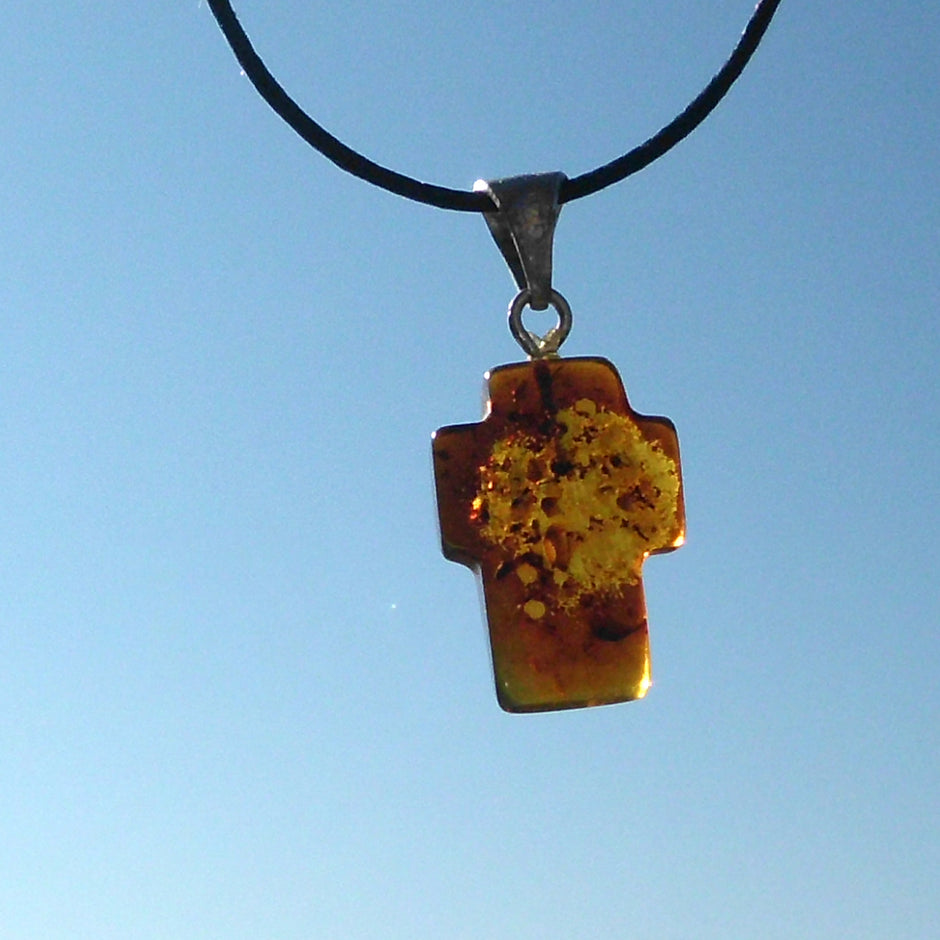 Breites Kreuz aus Bernstein an Silberöse, Unikat