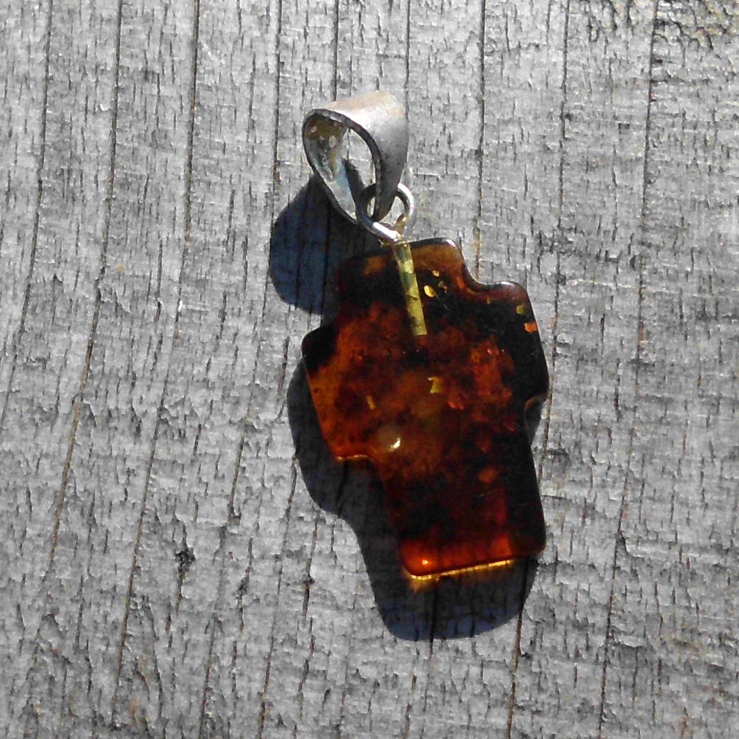 Breites Kreuz aus Bernstein an Silberöse, Unikat