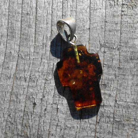 Breites Kreuz aus Bernstein an Silberöse, Unikat