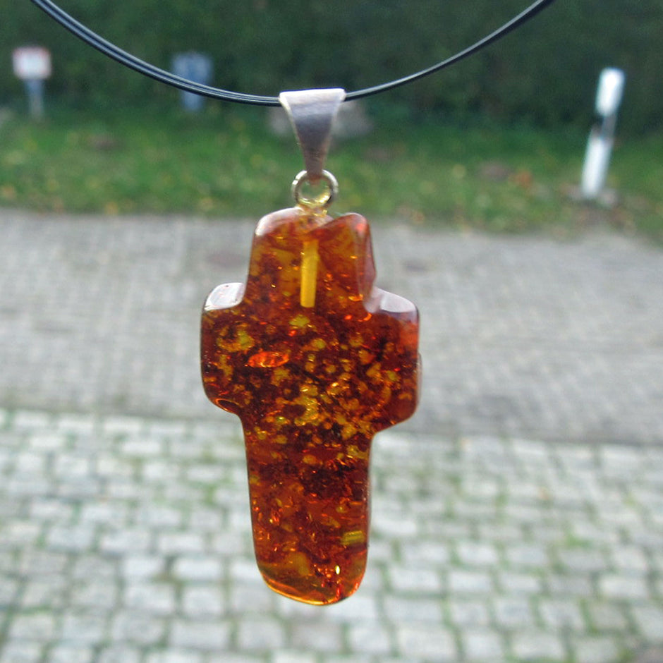Anhänger Kreuz aus klarem kognacfarbenem Bernstein mit Silberöse