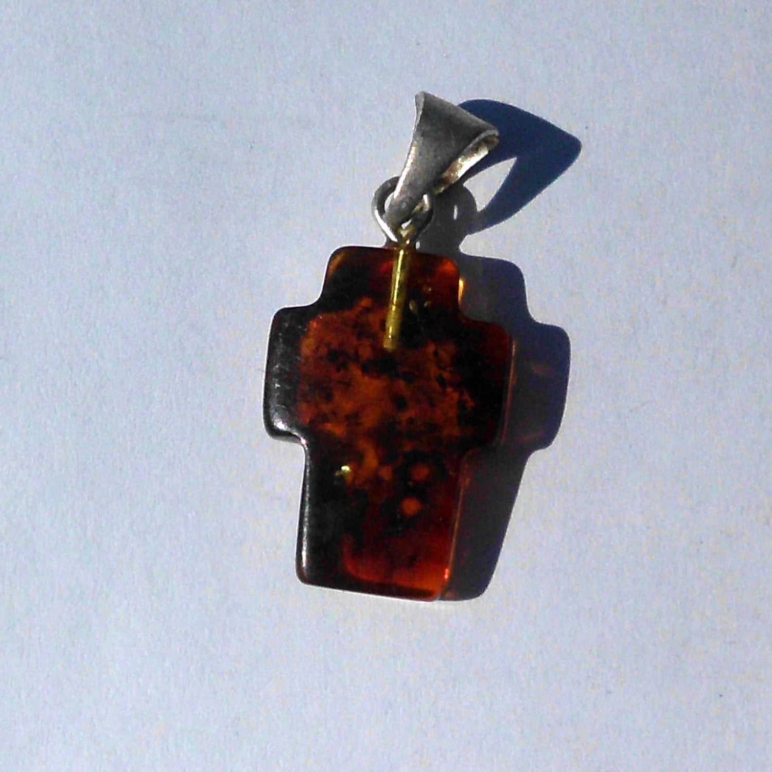 Breites Kreuz aus Bernstein an Silberöse, Unikat