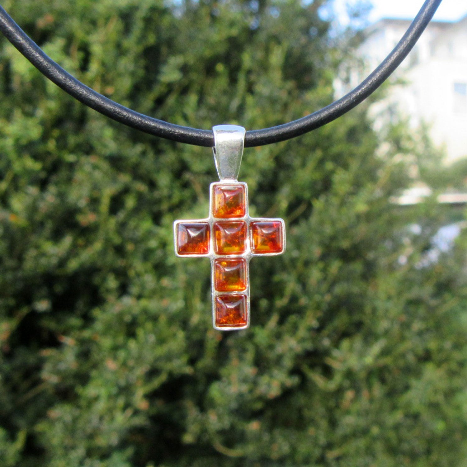 Einzigartiger Kreuzanhänger aus Bernstein und Silber