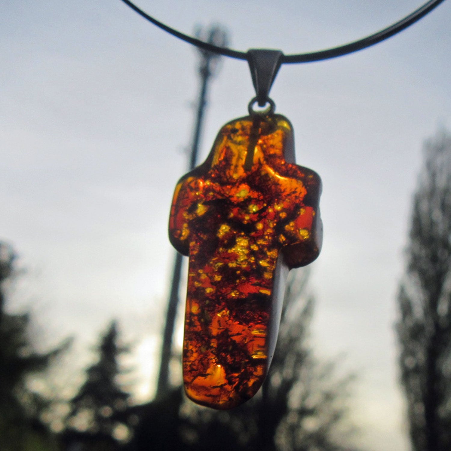 Anhänger Kreuz aus klarem kognacfarbenem Bernstein mit Silberöse