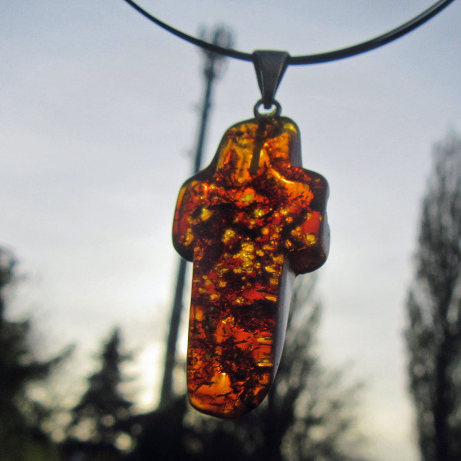 Anhänger Kreuz aus klarem kognacfarbenem Bernstein mit Silberöse