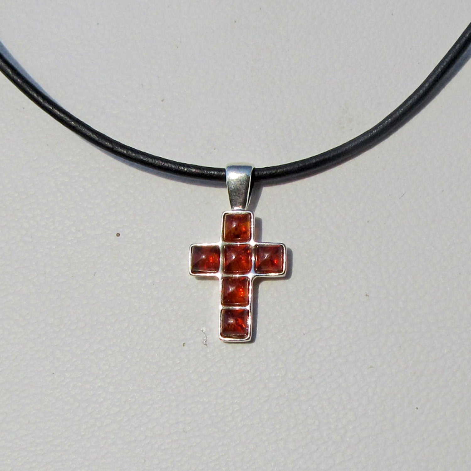 Einzigartiger Kreuzanhänger aus Bernstein und Silber