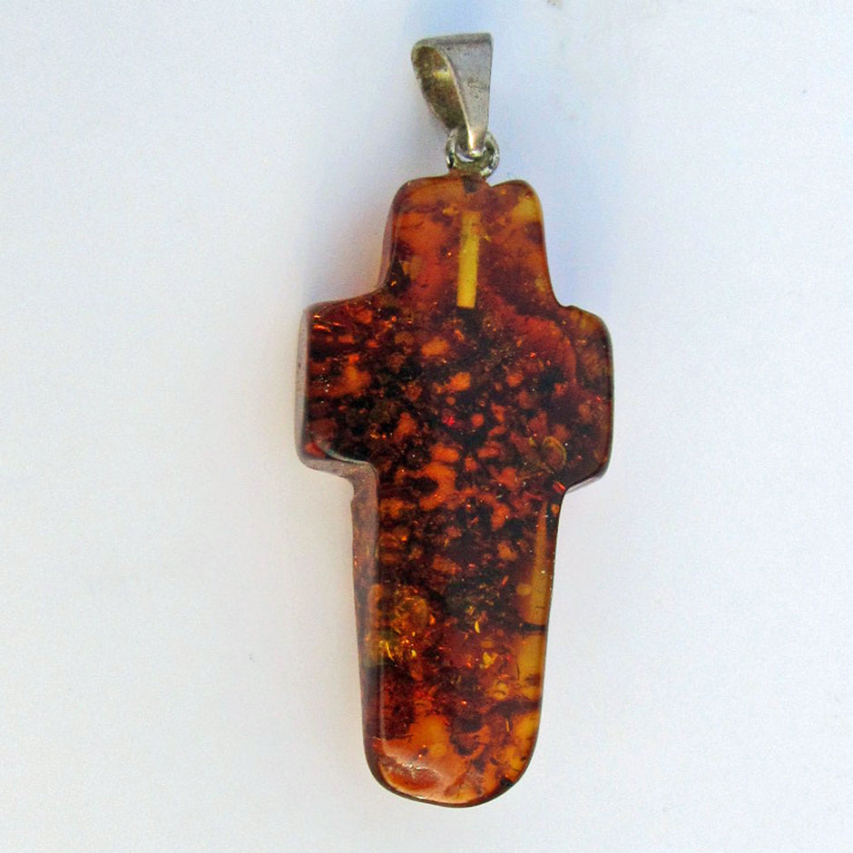 Anhänger Kreuz aus klarem kognacfarbenem Bernstein mit Silberöse