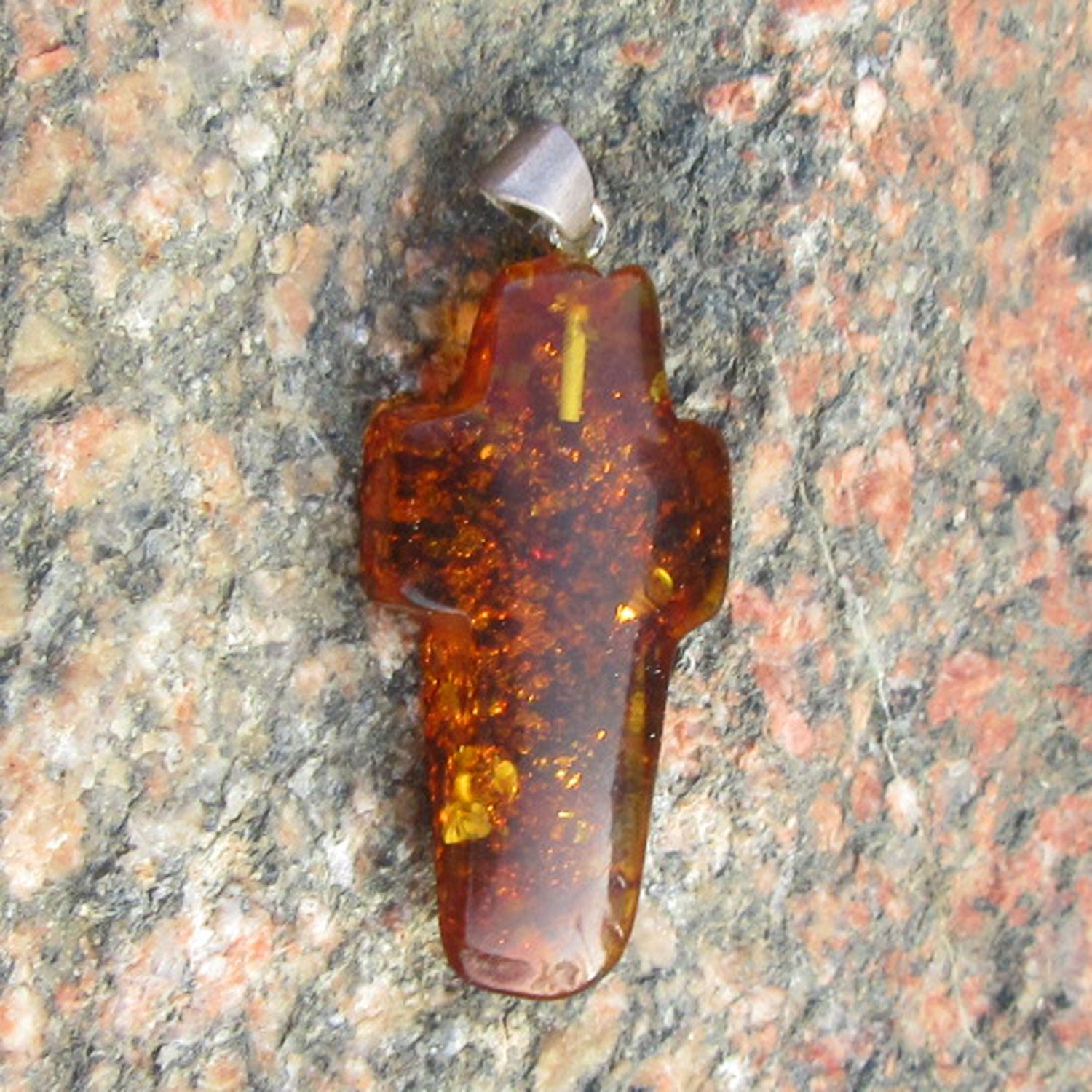 Anhänger Kreuz aus klarem kognacfarbenem Bernstein mit Silberöse