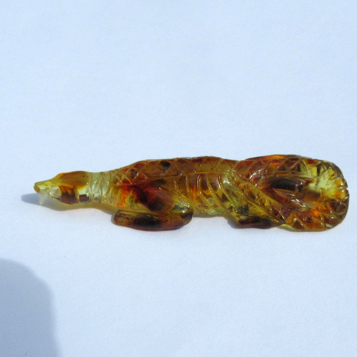 Einzigartiges Krokodil aus Bernstein, handgeschliffen