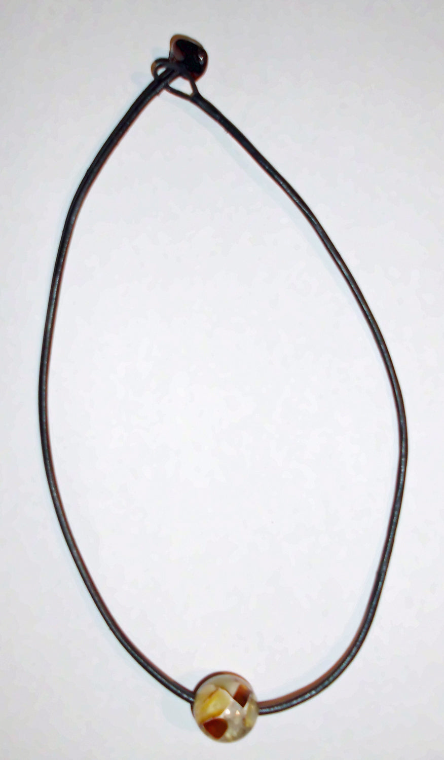 Wunderschöne Bernsteinkugel auf einem Ledercollier