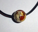 Wunderschöne Bernsteinkugel auf einem Ledercollier