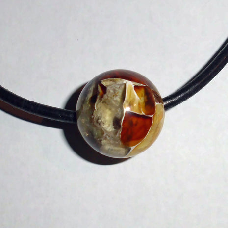 Wunderschöne Bernsteinkugel auf einem Ledercollier