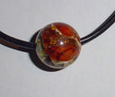 Wunderschöne Bernsteinkugel auf einem Ledercollier
