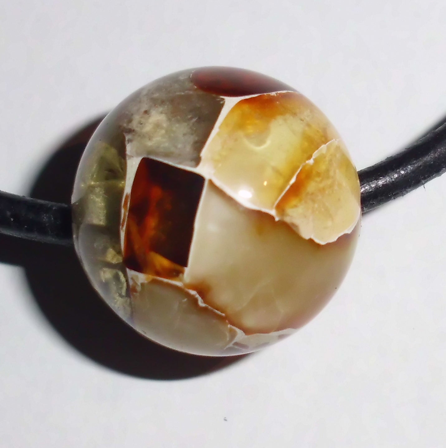 Wunderschöne Bernsteinkugel auf einem Ledercollier