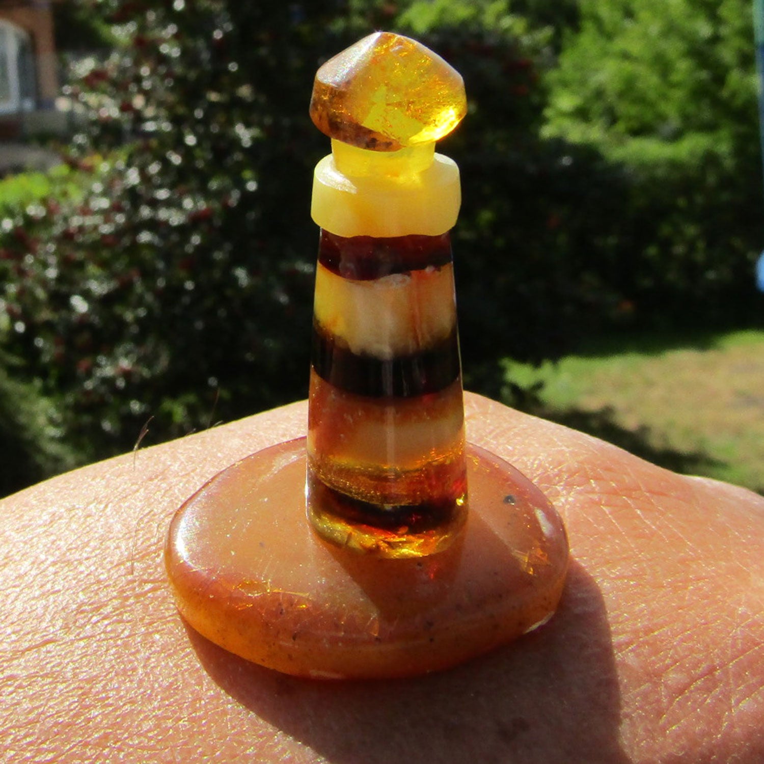 Bernstein-Leuchtturm auf poliertem Sockel