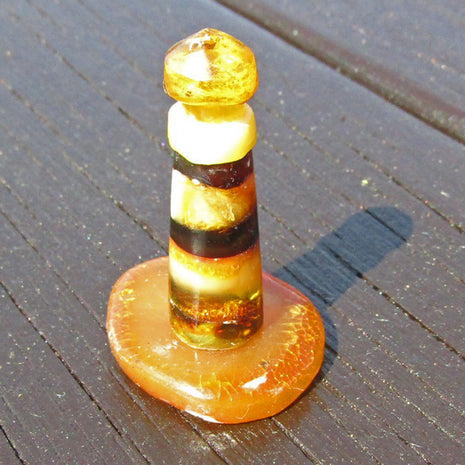 Bernstein-Leuchtturm auf poliertem Sockel