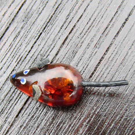 Kleine Maus aus kognacfarbenem Bernstein und Leder