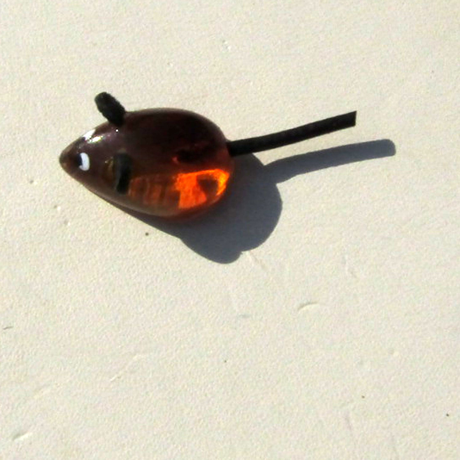 Einzelstück: Kleine Maus aus goldgelbem Bernstein