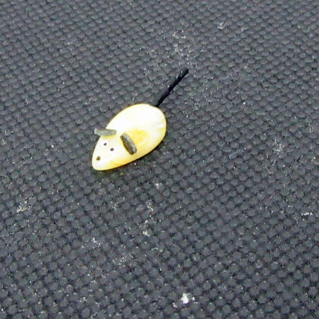 Kleine Maus aus hellem Bernstein mit Lederdetails