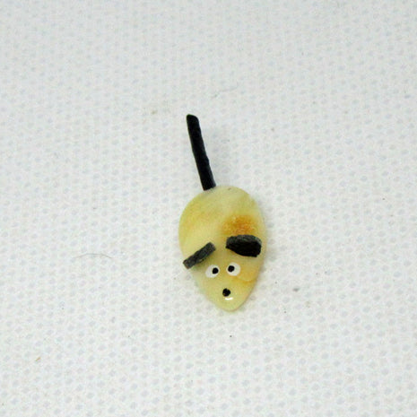 Kleine Maus aus hellem Bernstein mit Lederdetails