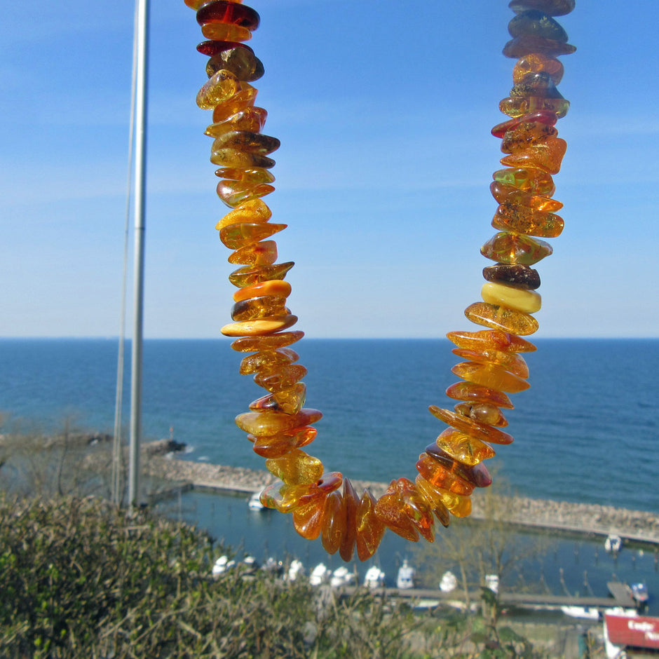 Einzigartige Bernsteinkette mit polierten Steinen