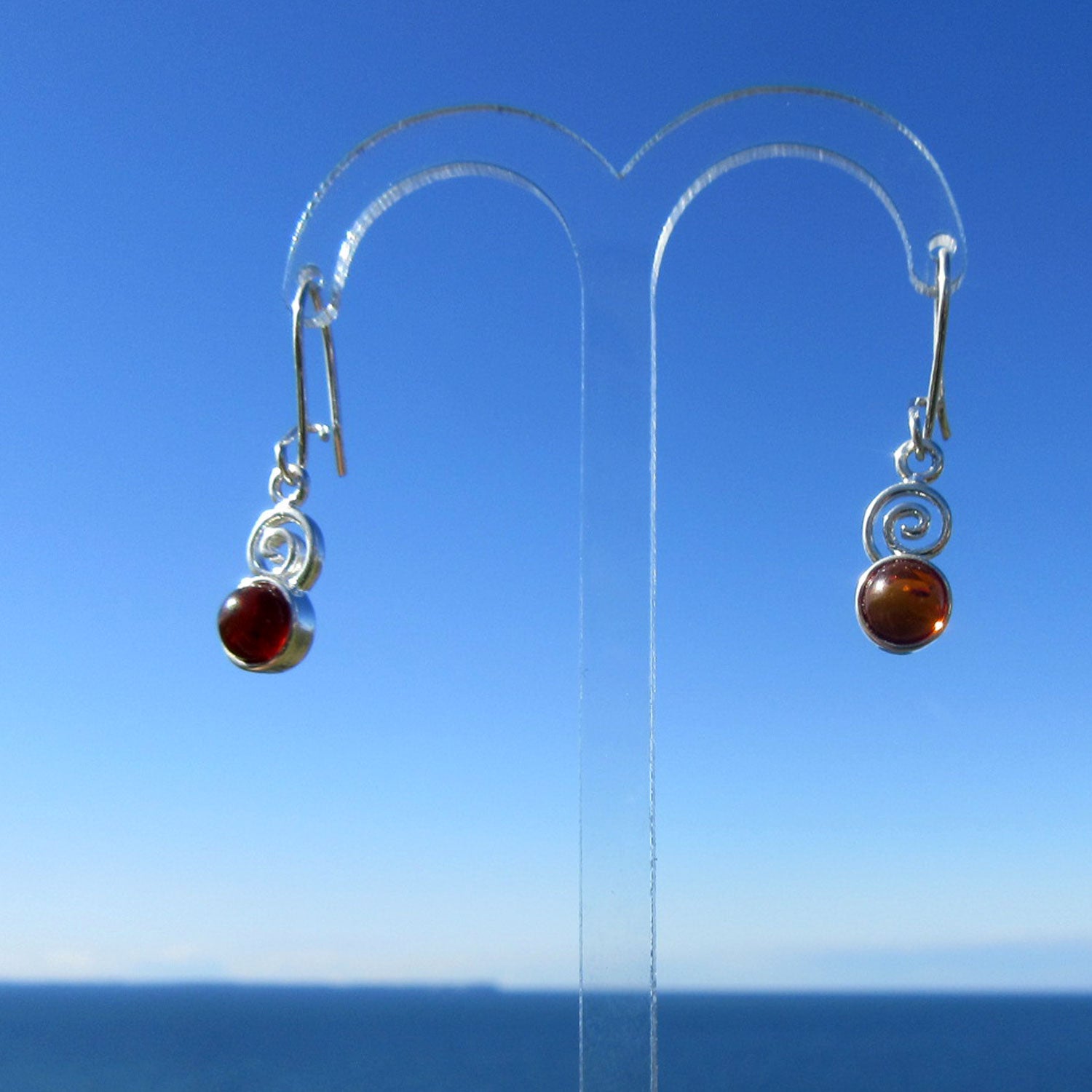 Einzigartige Ohrhänger aus Bernstein in Silber gefasst