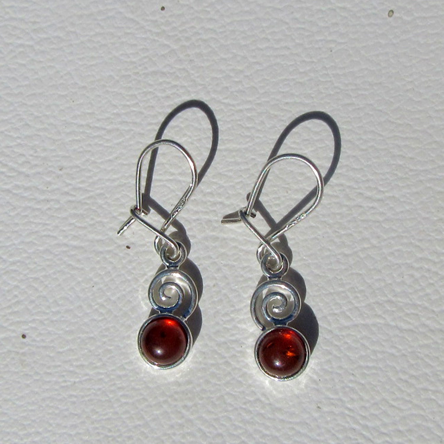 Einzigartige Ohrhänger aus Bernstein in Silber gefasst