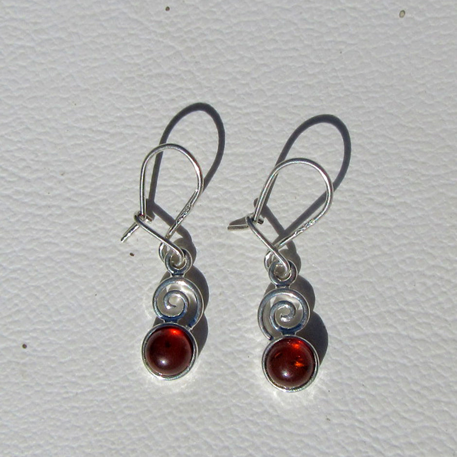 Einzigartige Ohrhänger aus Bernstein in Silber gefasst