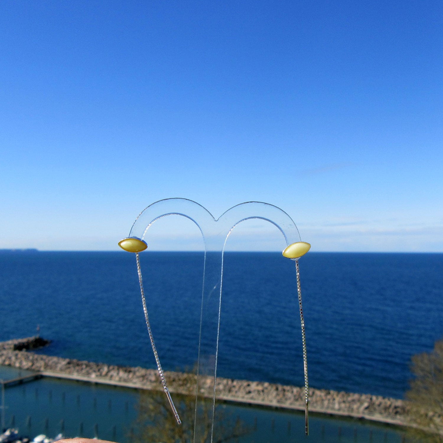 Edle Ohrhänger aus hellem Bernstein an Kettchen