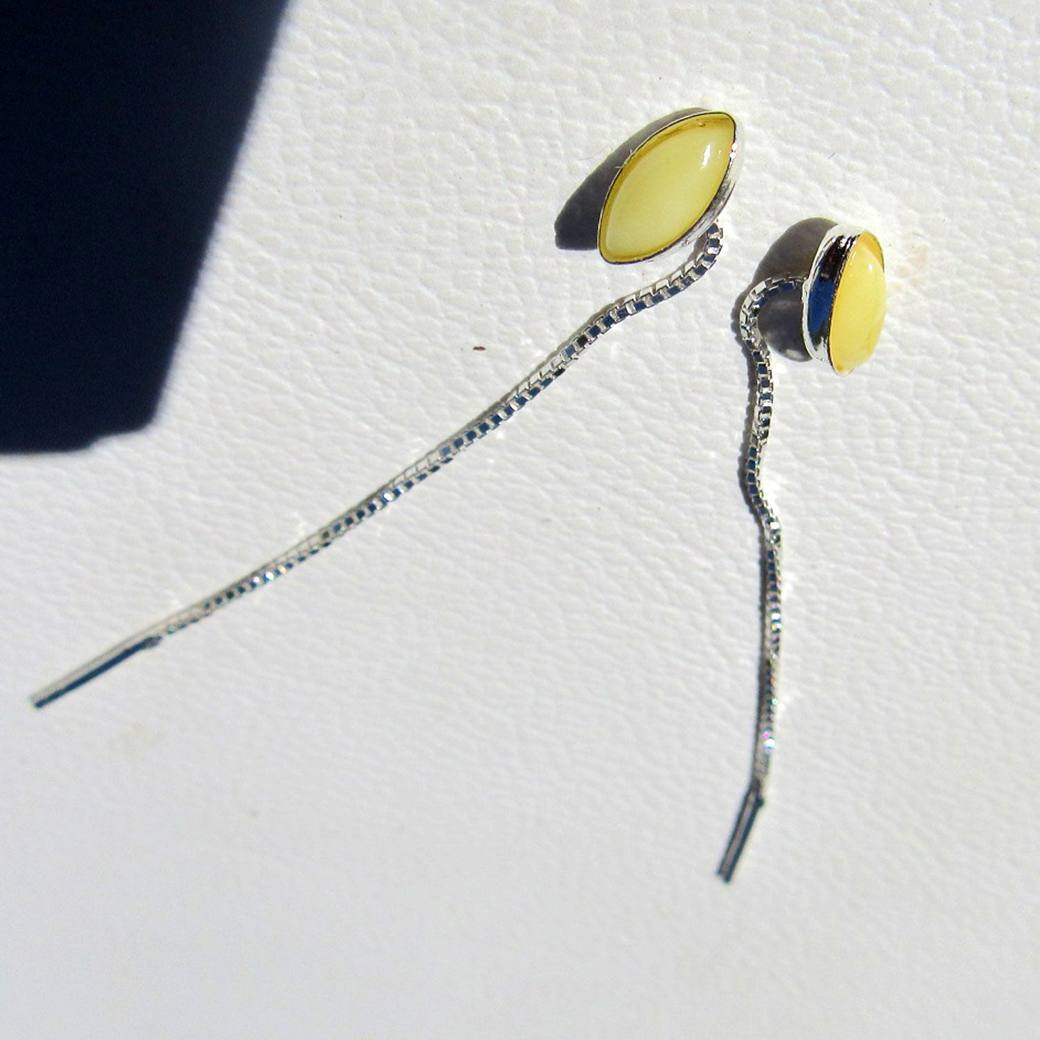 Edle Ohrhänger aus hellem Bernstein an Kettchen