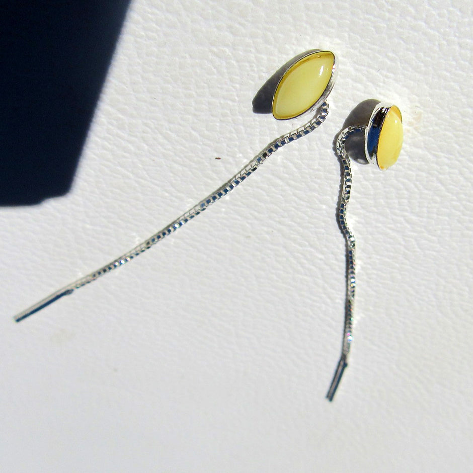 Edle Ohrhänger aus hellem Bernstein an Kettchen