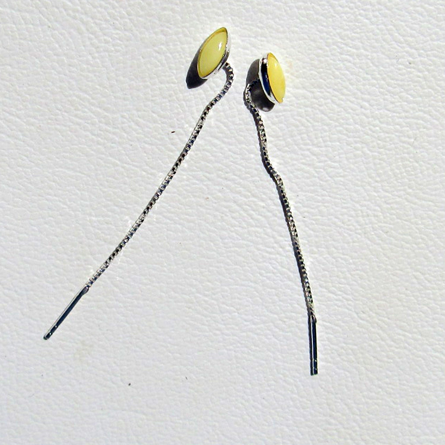 Edle Ohrhänger aus hellem Bernstein an Kettchen