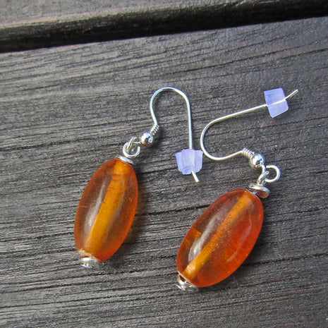Ohrhänger aus Silber mit großen, olivenförmigen Bernsteinen