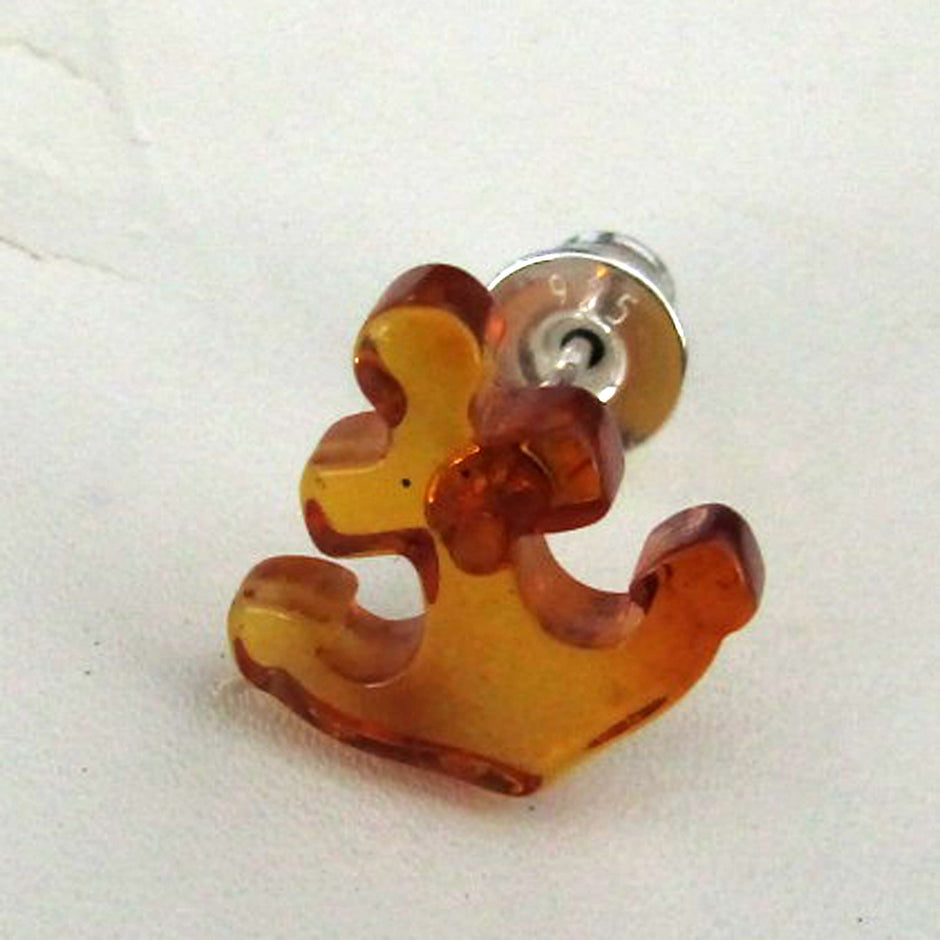 Kleine Ohrstecker in Ankerform aus Bernstein