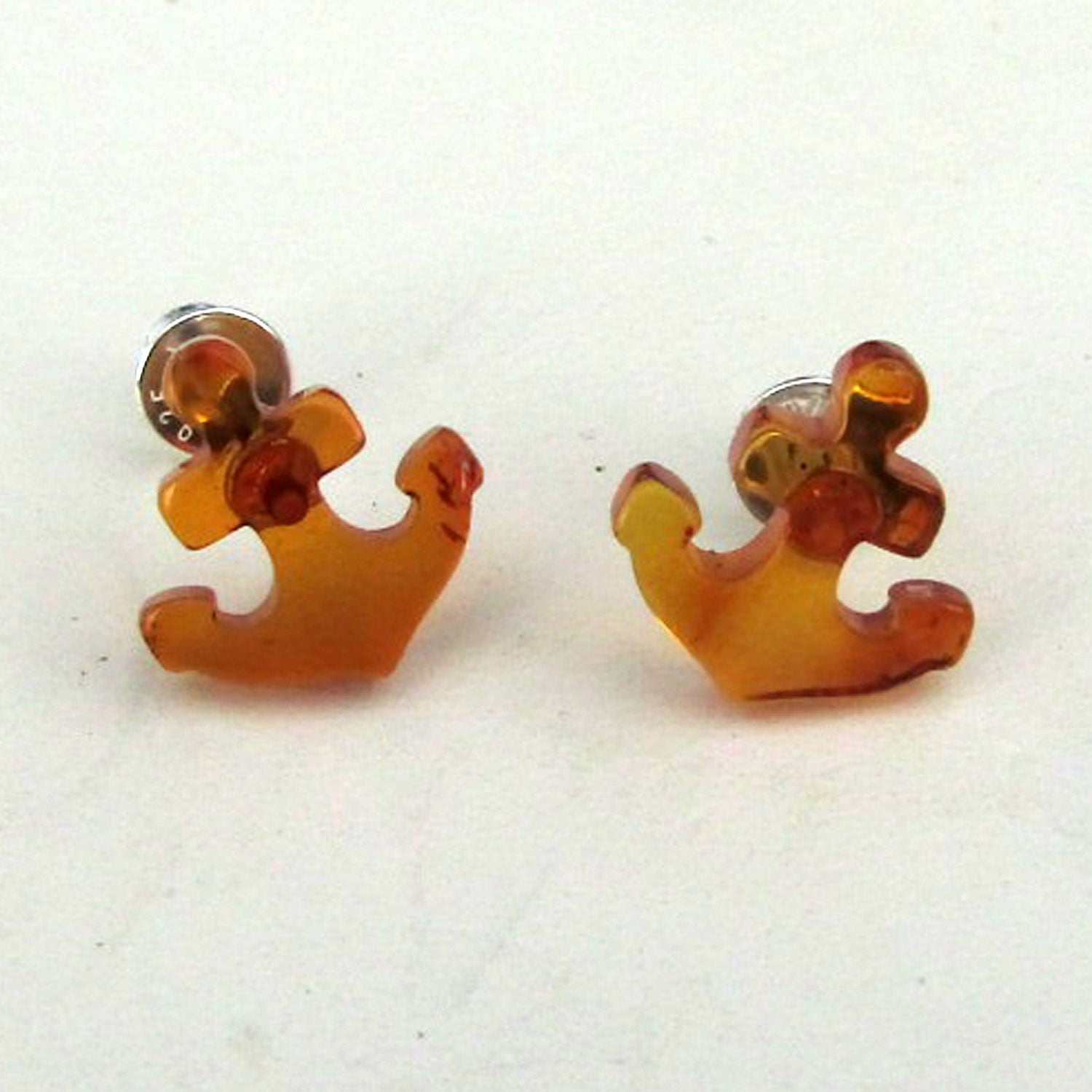 Kleine Ohrstecker in Ankerform aus Bernstein