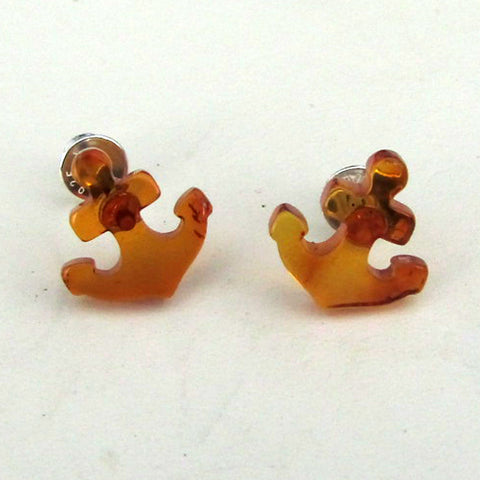 Kleine Ohrstecker in Ankerform aus Bernstein