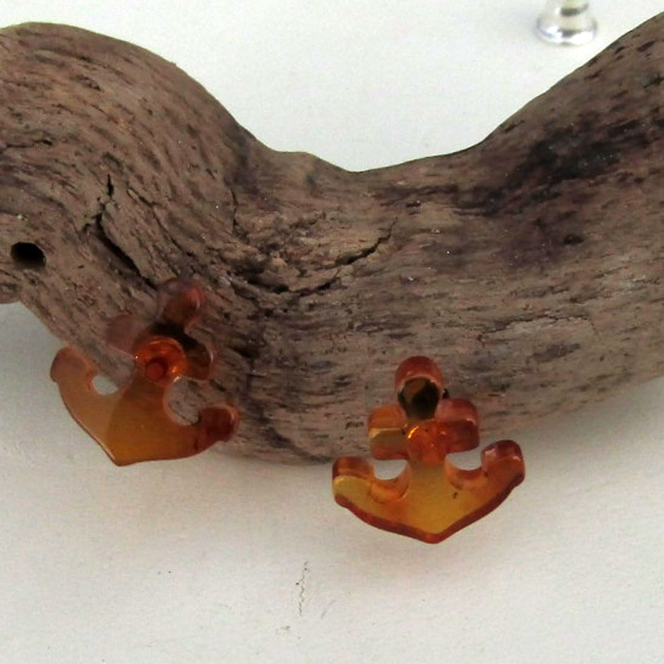 Kleine Ohrstecker in Ankerform aus Bernstein