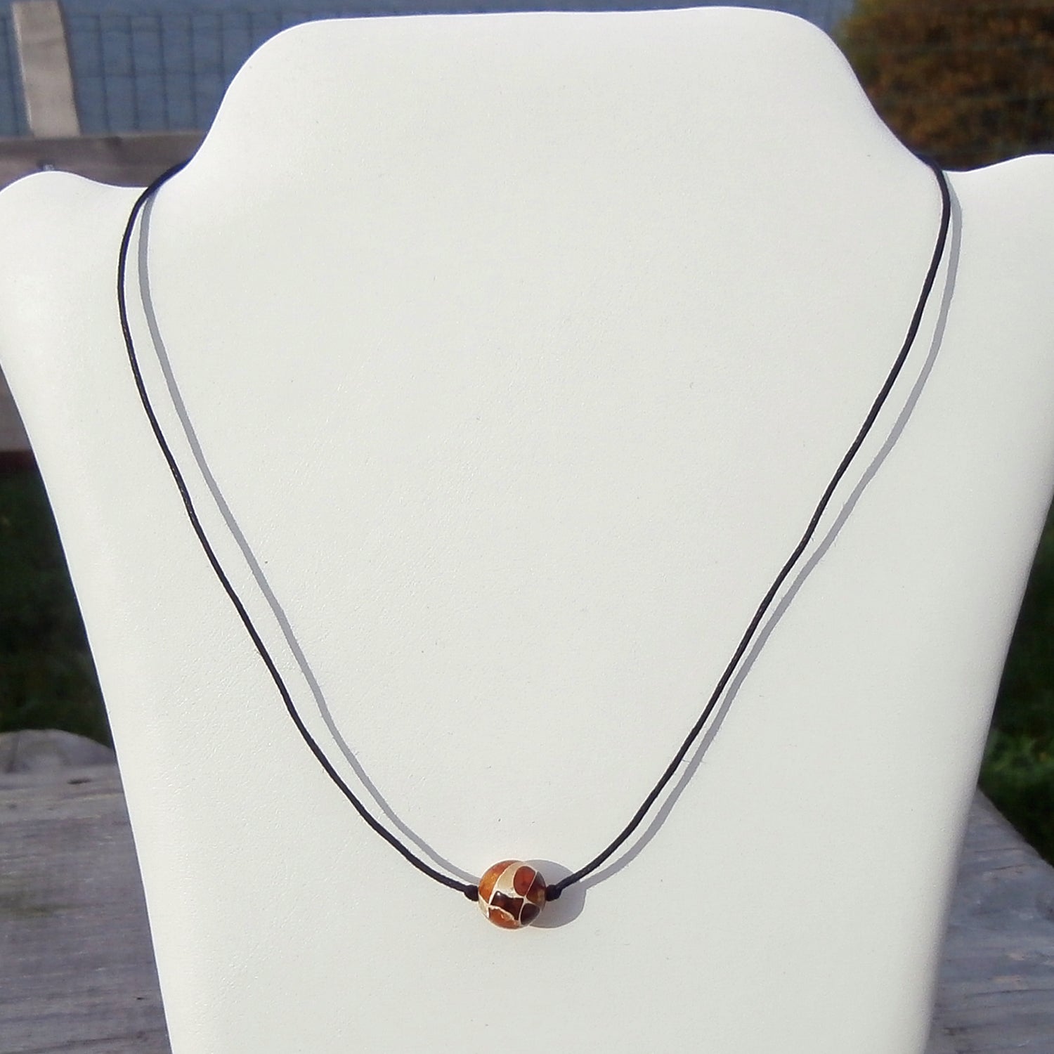 Kleine Mosaikbernsteinperle auf Baumwollcollier