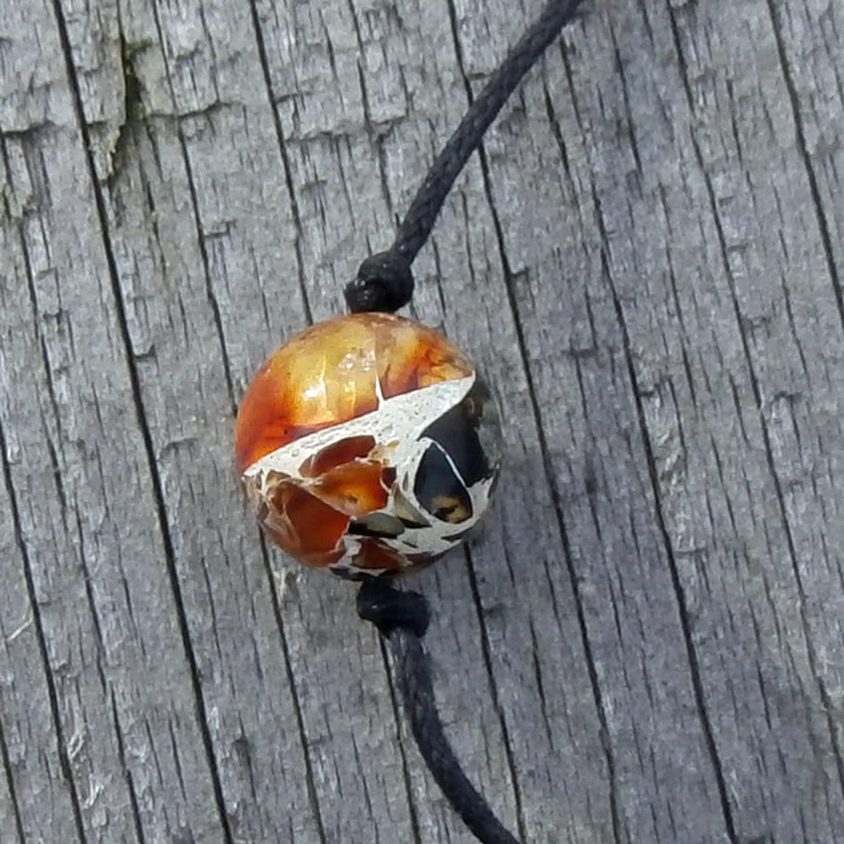 Kleine Mosaikbernsteinperle auf Baumwollcollier