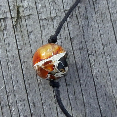 Kleine Mosaikbernsteinperle auf Baumwollcollier