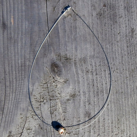 Flexibles Drahtcollier mit Mosaikbernsteinperle