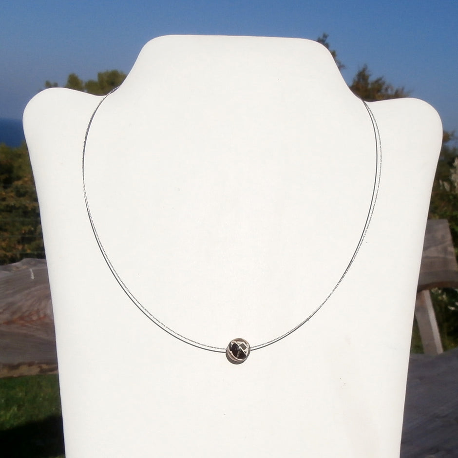 Flexibles Drahtcollier mit Mosaikbernsteinperle