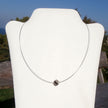 Flexibles Drahtcollier mit Mosaikbernsteinperle