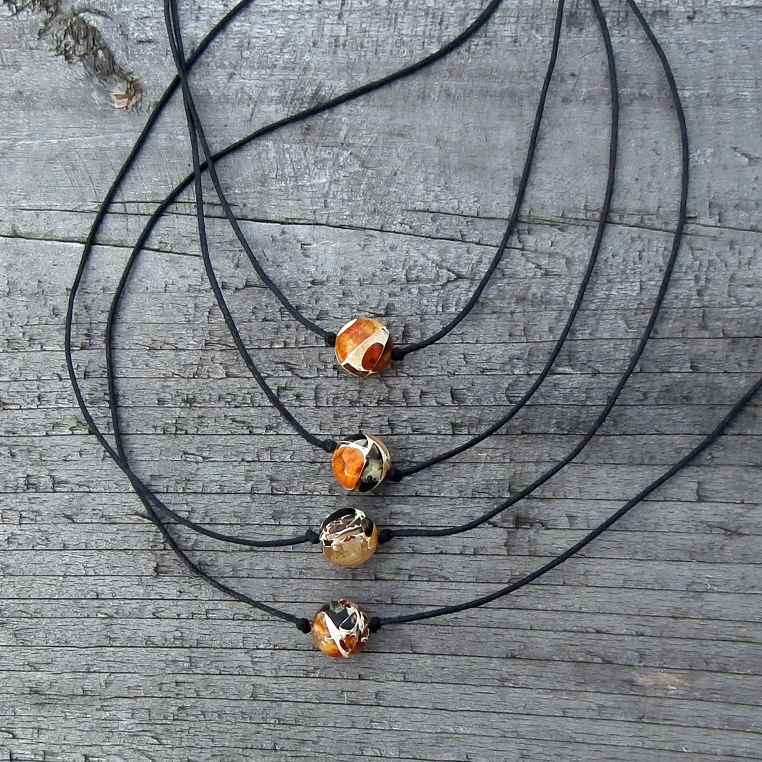 Kleine Mosaikbernsteinperle auf Baumwollcollier