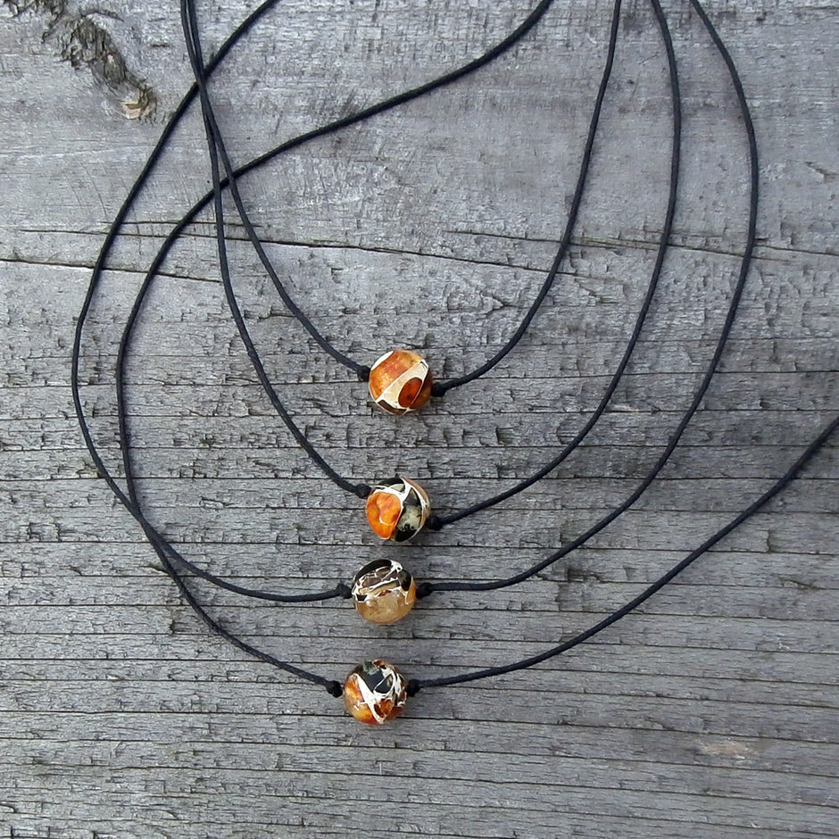Kleine Mosaikbernsteinperle auf Baumwollcollier