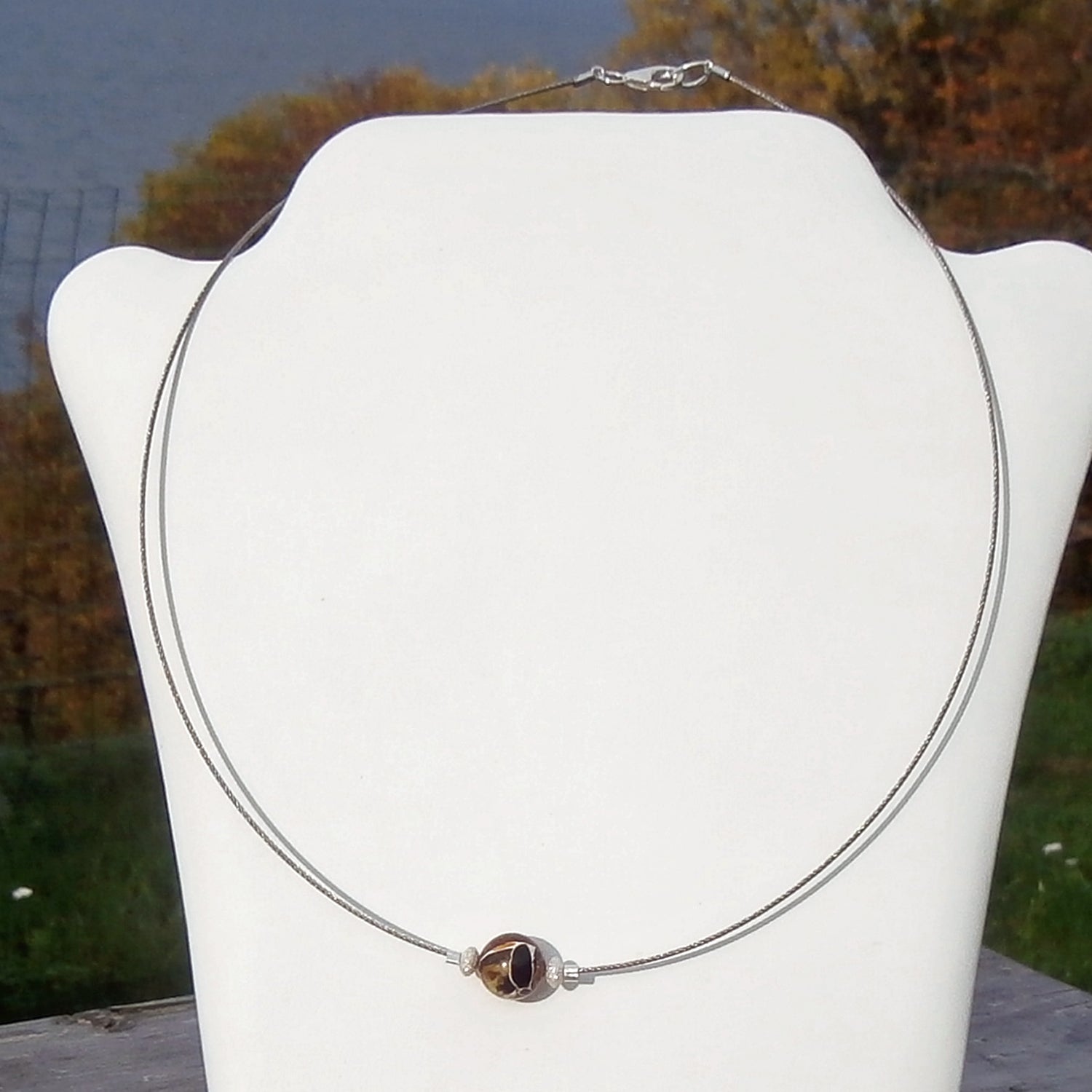 Flexibles Drahtcollier mit Mosaikbernstein-Perle