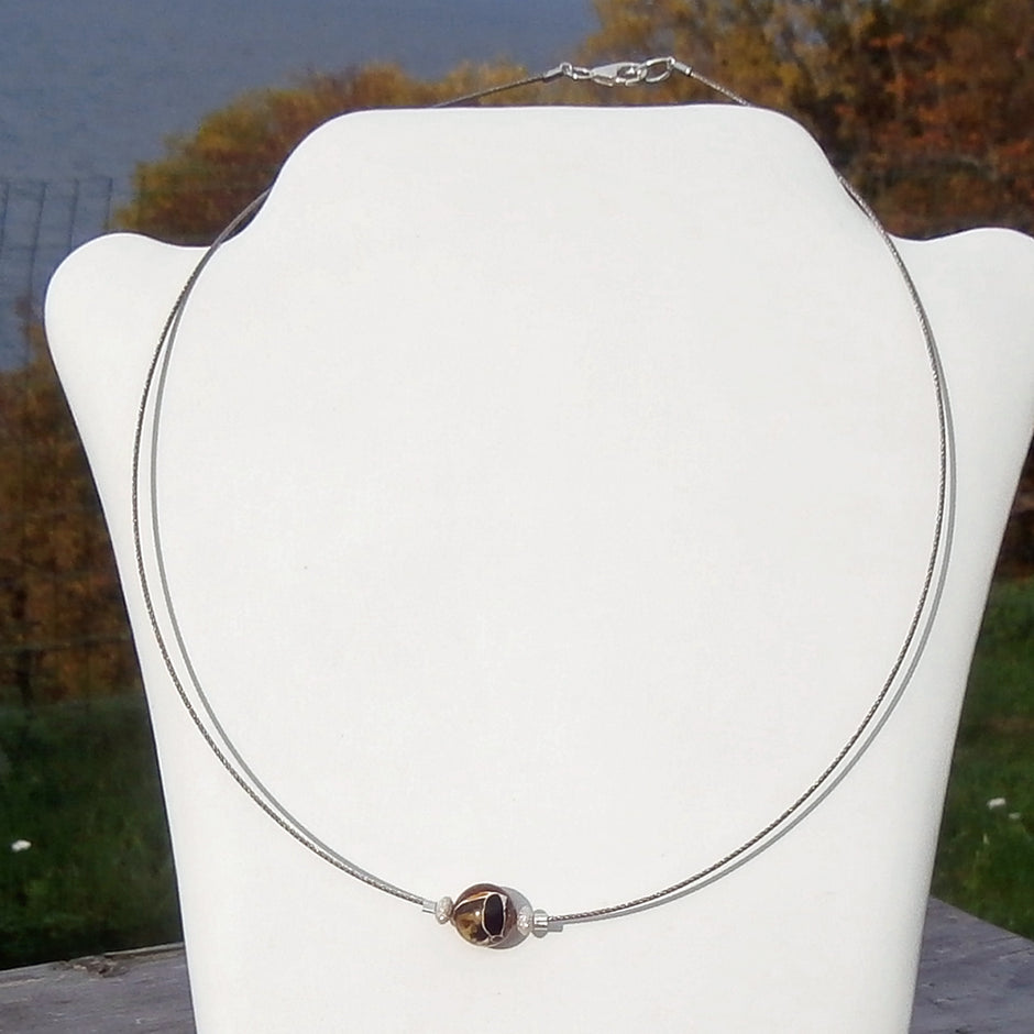 Flexibles Drahtcollier mit Mosaikbernstein-Perle