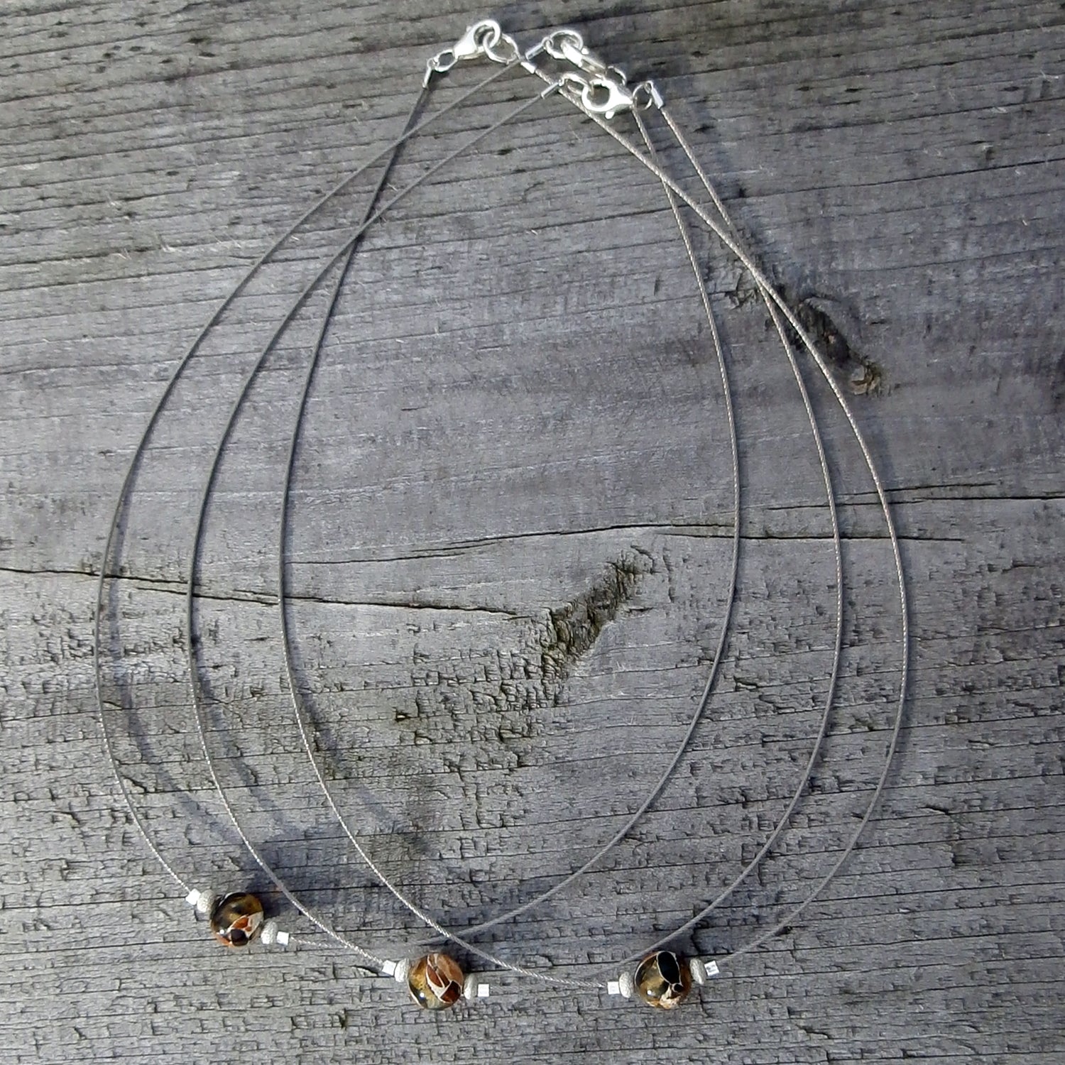 Flexibles Drahtcollier mit Mosaikbernstein-Perle