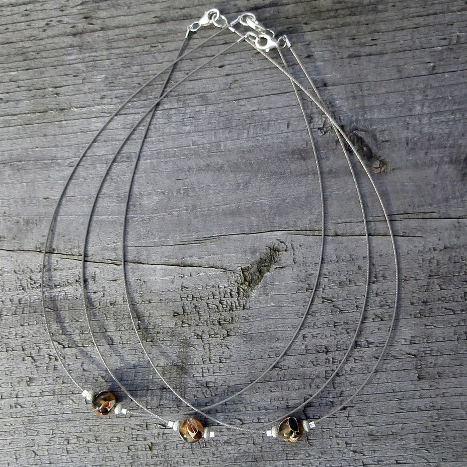 Flexibles Drahtcollier mit Mosaikbernstein-Perle