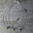 Flexibles Drahtcollier mit Mosaikbernstein-Perle